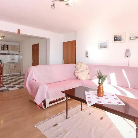 Appartement Three-bedroom In Mimice