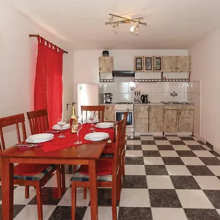 Three-bedroom In Appartement