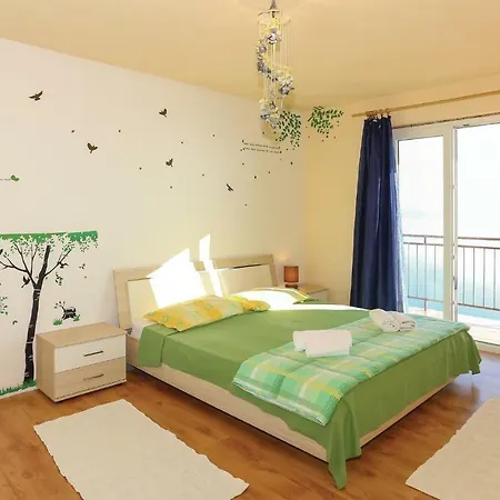 Three-bedroom In Appartement Mimice